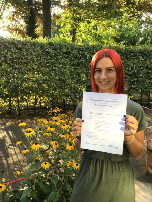Sandra mit Zertifikat in der Hand