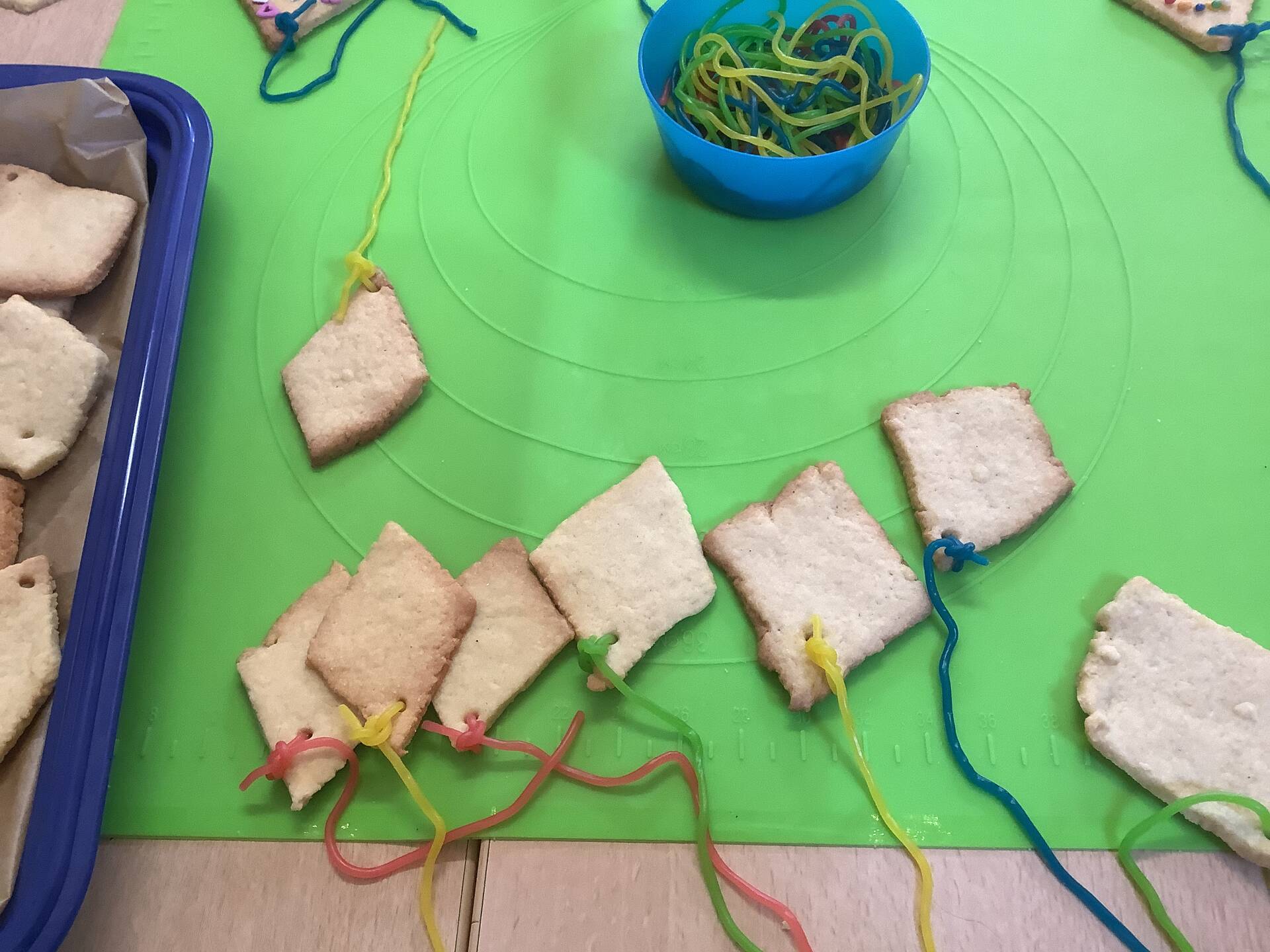 Plätzchen in Form eines Drachens mit Kordel.