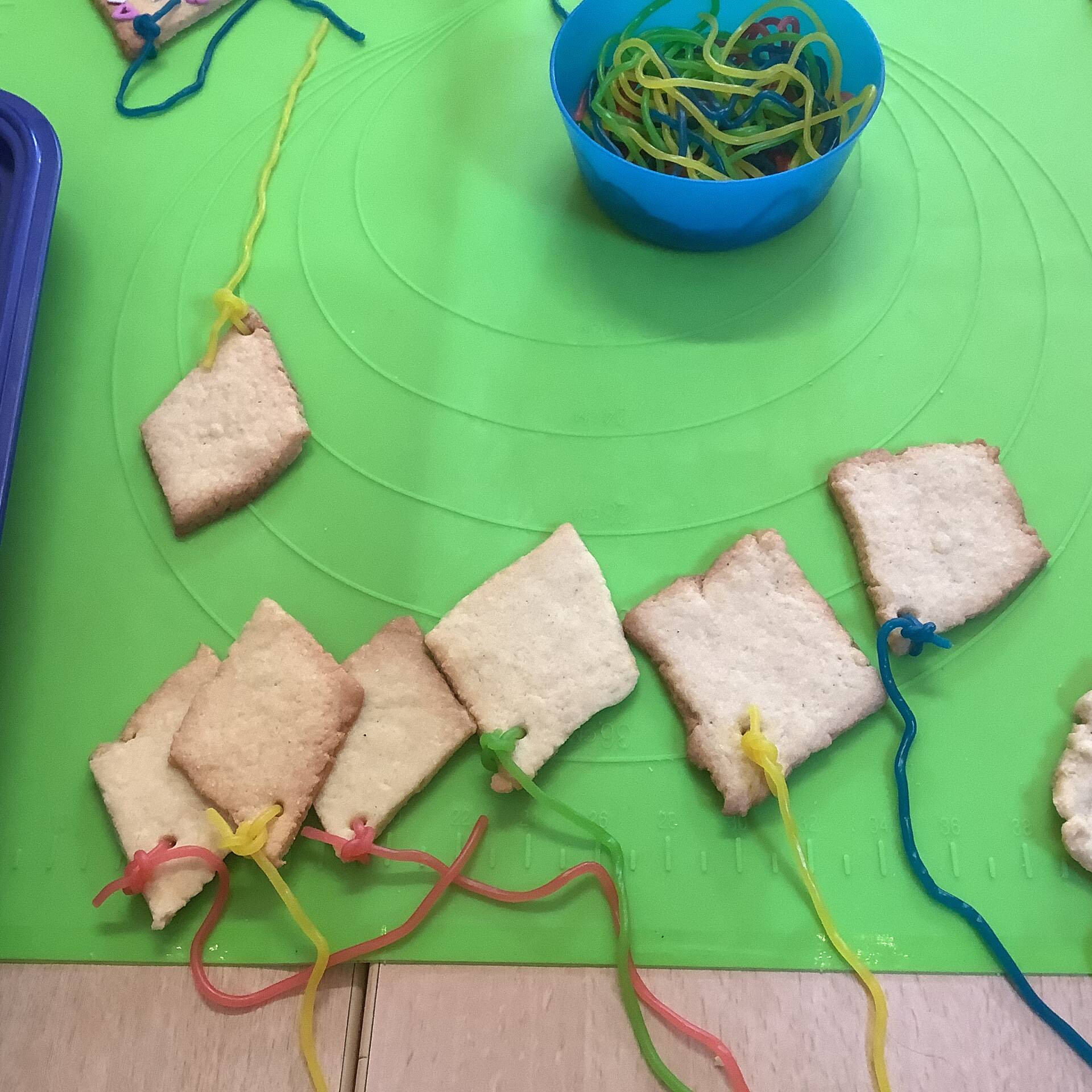 Plätzchen in Form eines Drachens mit Kordel.