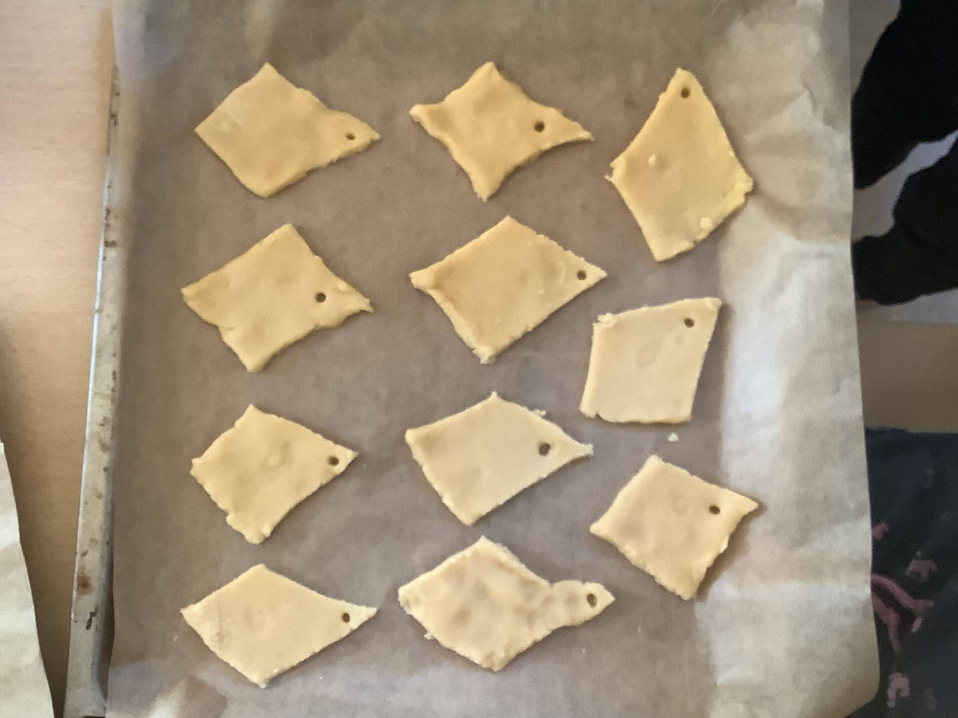 rohe Plätzchen auf einem Backblech