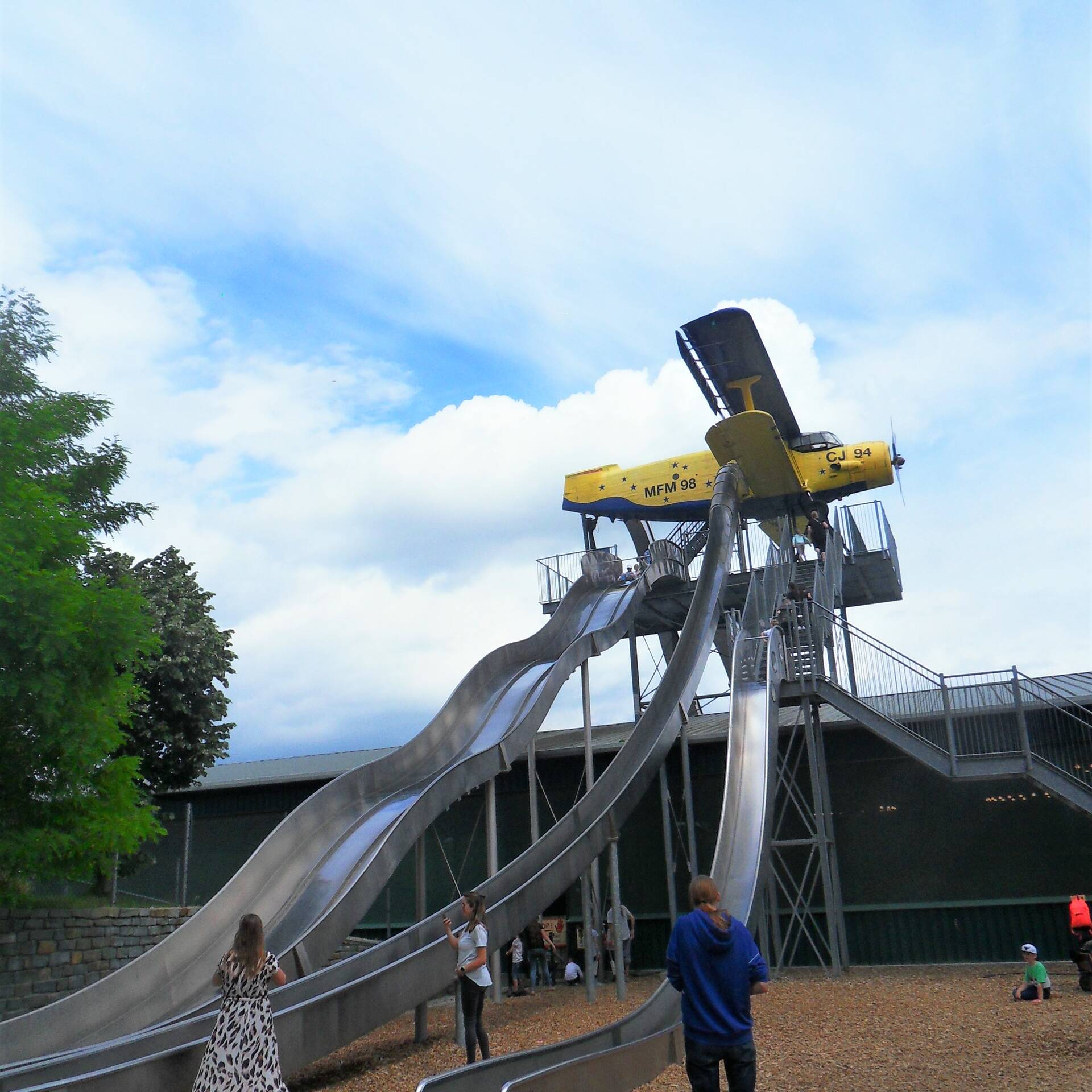 Ein Flugzeug, daraus kommen mehrere Rutschen