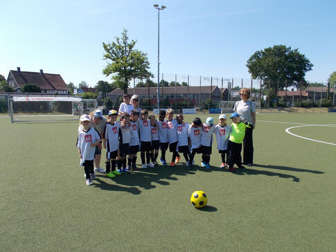 Eine Fussballmannschaft steht auf dem Feld.