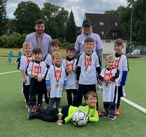 Gruppenfoto auf dem Fussballfeld.