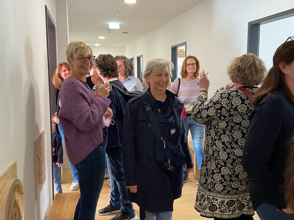 Viele Personen in einem Raum.