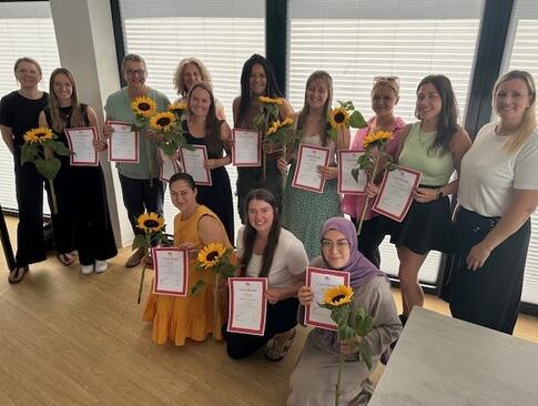 Gruppenfoto der Zertifikatsübergabe