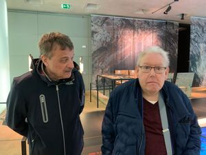 Zwei Herren in einem Raum.