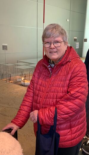 Eine Frau in einer roten Jacke.