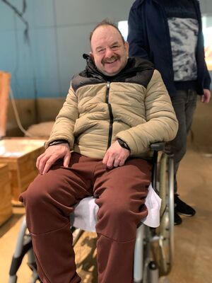 Ein Herr im Rollstuhl.
