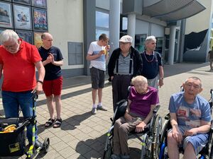Nutzer:innen mit und ohne Hilfsmittel