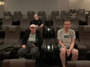 Drei Nutzer im Kino.