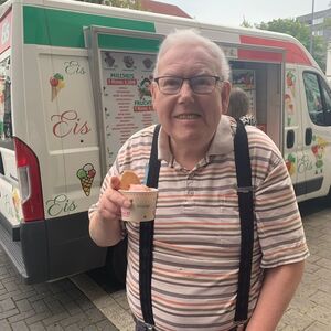 Ein Herr mit einem Becher Eis.