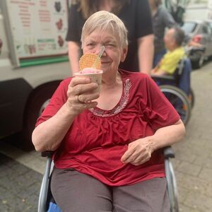 Eine Dame im Rollstuhl mit Eis.