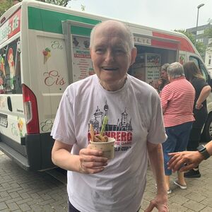 Ein Mann mit einem Eisbecher.