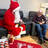 Ein Mann mit Bart hört dem Nikolaus zu.