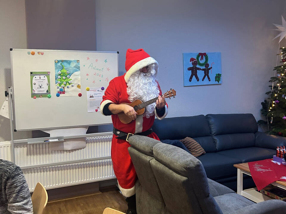 Der Nikolaus spielt Gitarre.