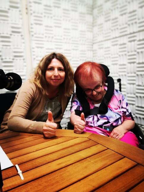 Ein Mann und eine Frau in einem Studio 