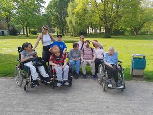 Gruppenfoto vor einer Wiese.