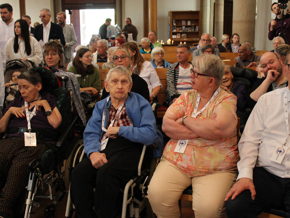 Besucher des Gottesdienstes.