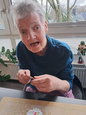 Eine Person im grünen Pulli schaut in die Kamera.