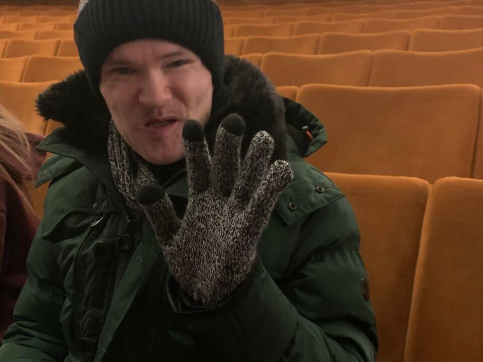 Ein Mann sitzt im Zuschauerraum