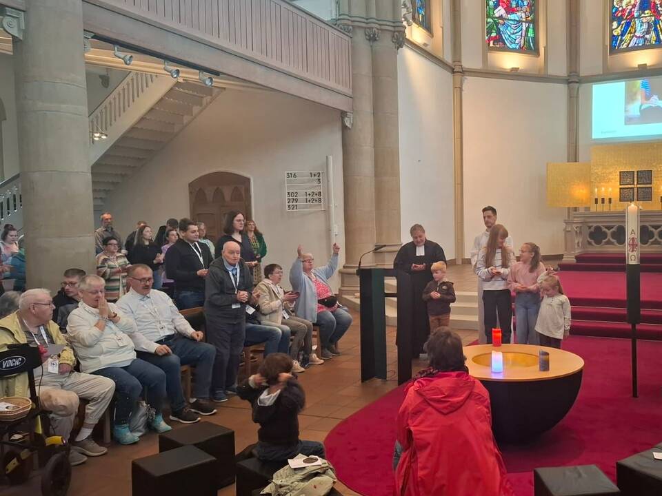 Kinder stehen neben der Pfarrerin