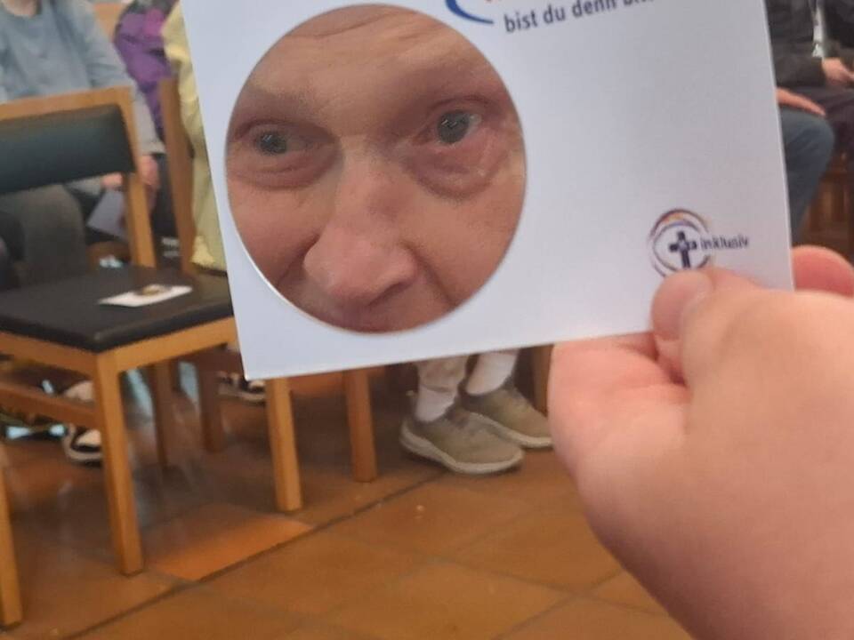 Eine Karte mit einem Gesicht darauf.