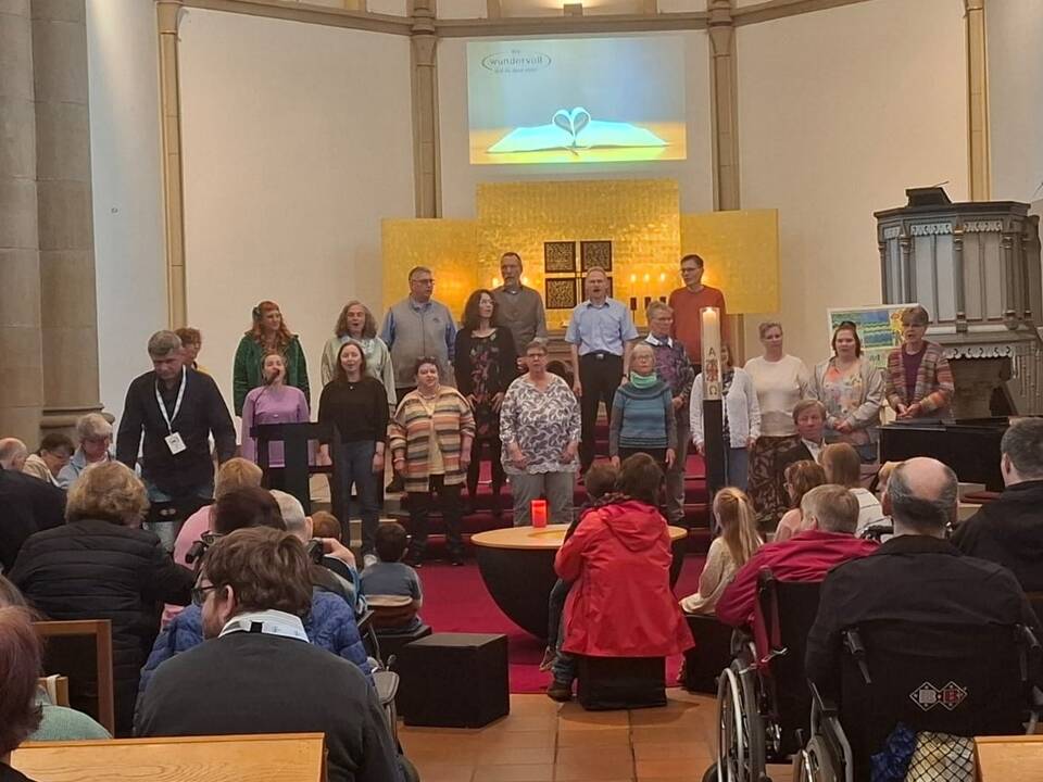 Viele Menschen in einer Kirche.