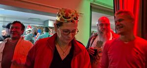 Frau Heldt trägt eine Krone.