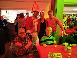 Jemand aus der Karnevalsgesellschaft bei den Lebenshilfegästen.