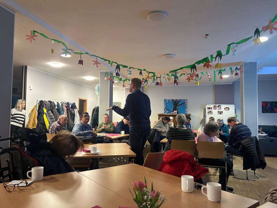 EIn Mann spricht mit den Gästen.