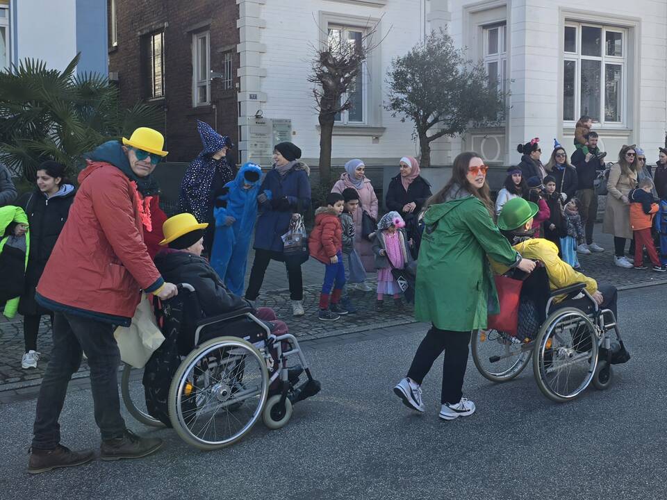 Personen mit und ohne Hilfsmittel im Zug.