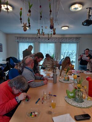 Bewohner gestlten Osterdekorationen.