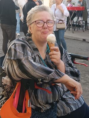 Eine Frau hat ein Eis in der Hand.
