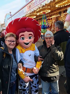 Zwei Männer neben einer Comicfigur