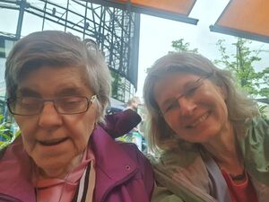 Zwei Frauen lachen.