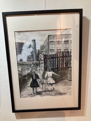 Ein schwarz/weiß Bild auf dem Mann zwei Mädchen, in Kleidern sieht und eine Tasche tragen.