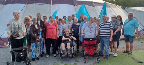 Gruppenfoto vor dem Zirkuszelt