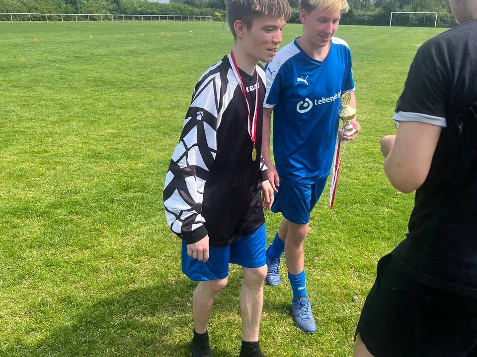 Zwei Spieler gehen zum Schiedrichter.