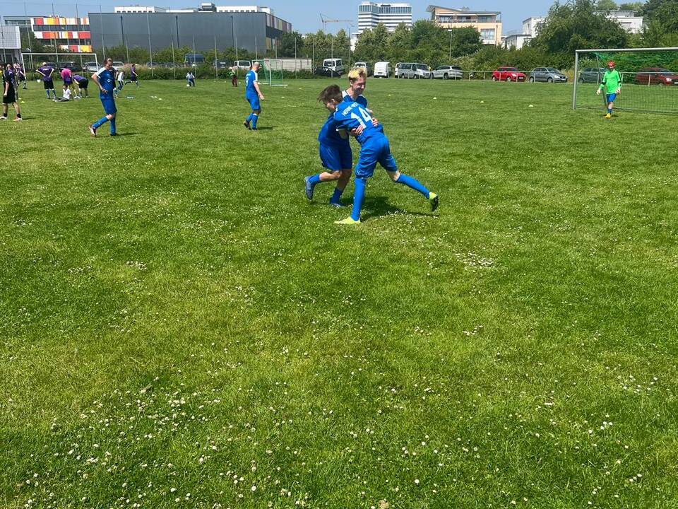 Zwei Spielerlaufen in ssich.