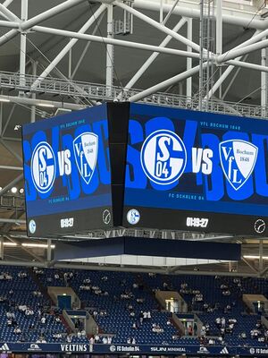 Der Bildschirm in der Mitte des Stadiondaches.