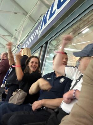 Jubelnde Fans in der Loge.