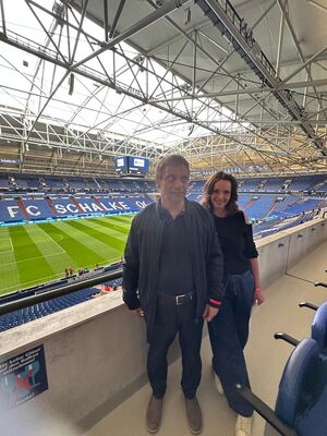Ein Schalkefan mit Begleitung im Stadion.