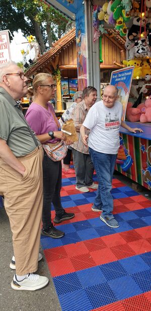 Personen auf der Kirmes.
