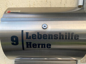 Der Briefkasten mit dem Schriftzug Lebenshilfe Herne.