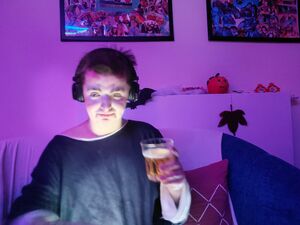 Eine Frau mit einem Getränk in der Hand.