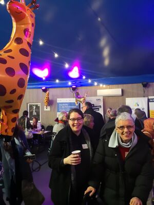 Mehrere Personen in einem großen Raum.7