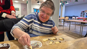 Eine Frau dekoriert Plätzchen.