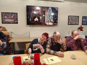 Zwei Personen sitzen eng beieinander.