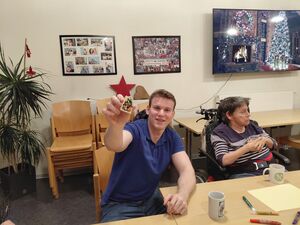 Ein Mann zeigt gebasteltes.