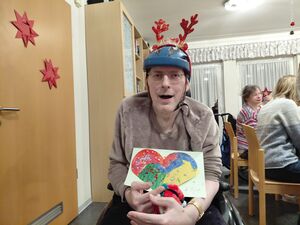 Ein Mann mit einem gemalten Bild.